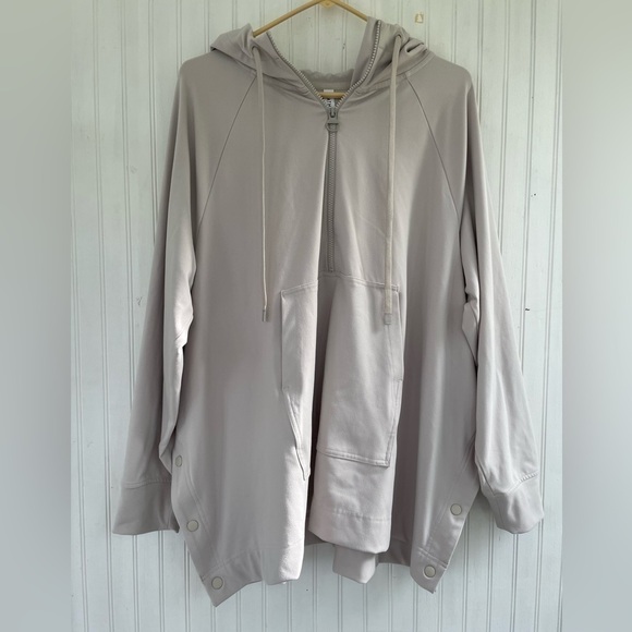 Athleta Women's White Cream Glacier Handkerchief Poncho Size Large - Picture 2 of 8